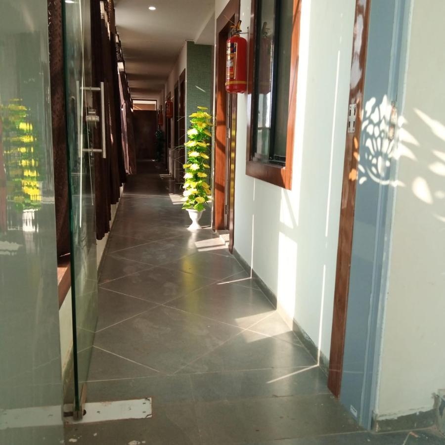 Hotel Mansarovar,Βαντοντάρα Εξωτερικό φωτογραφία